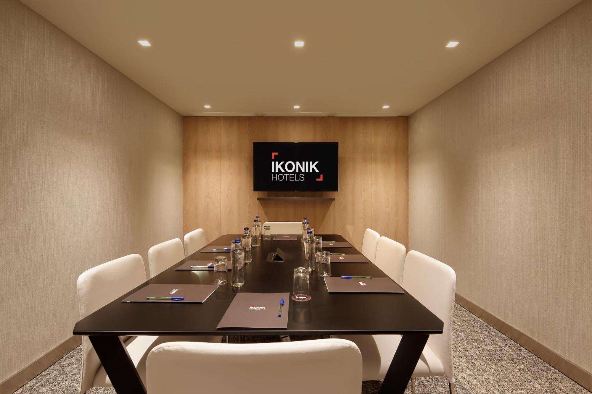 Ikonik Miraflores Hotel 4*